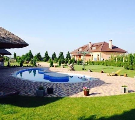 Отель Maetok Country Club Petrove Экстерьер фото